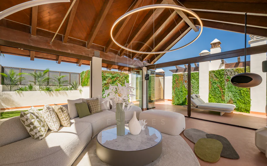 Ático completamente renovado cuenta con vistas despejadas al mar