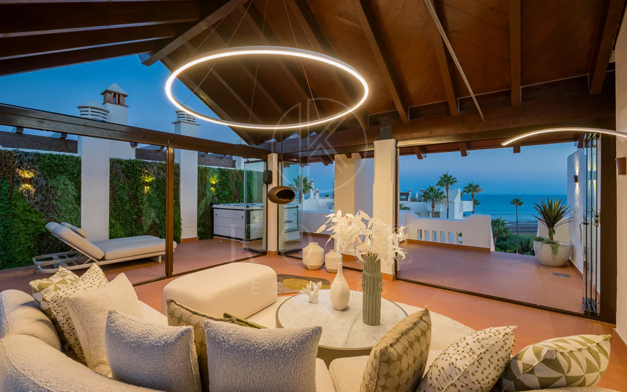 Ático completamente renovado cuenta con vistas despejadas al mar