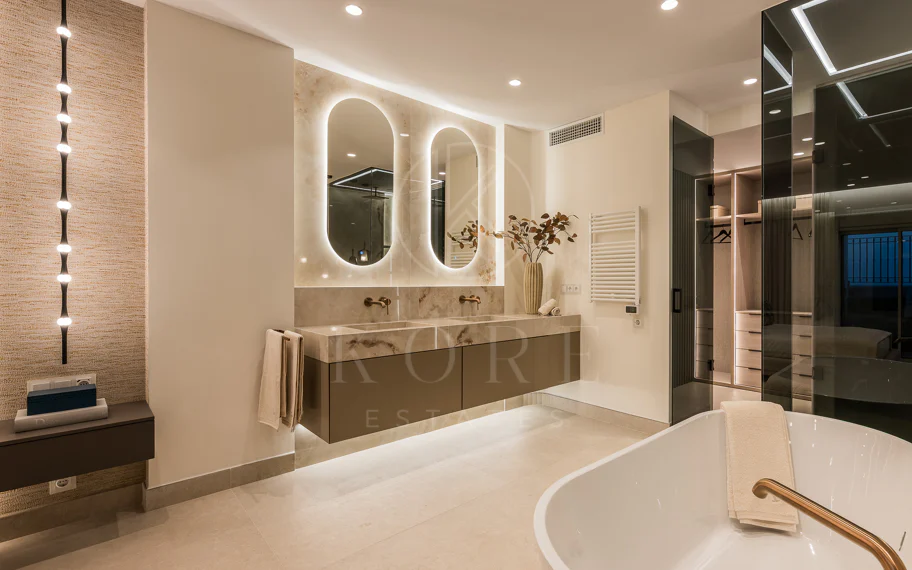 Ático completamente renovado cuenta con vistas despejadas al mar