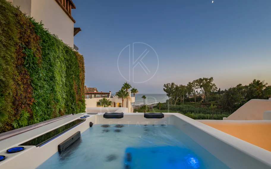 Ático completamente renovado cuenta con vistas despejadas al mar