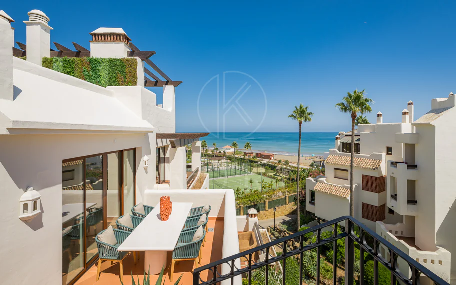 Ático completamente renovado cuenta con vistas despejadas al mar