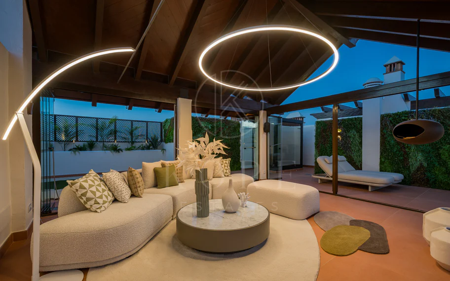 Ático completamente renovado cuenta con vistas despejadas al mar