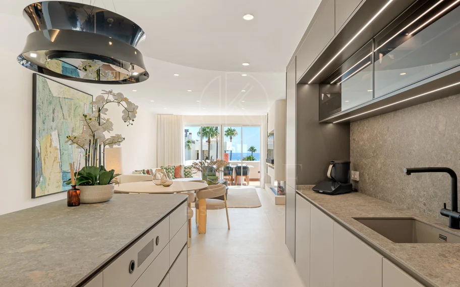 Ático completamente renovado cuenta con vistas despejadas al mar