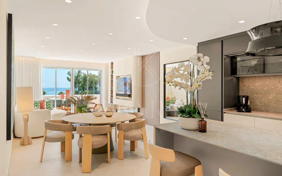 Ático completamente renovado cuenta con vistas despejadas al mar