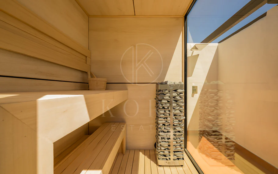 Ático completamente renovado cuenta con vistas despejadas al mar