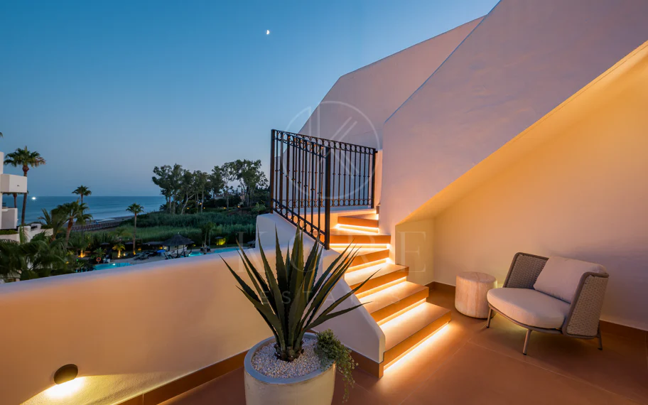 Ático completamente renovado cuenta con vistas despejadas al mar