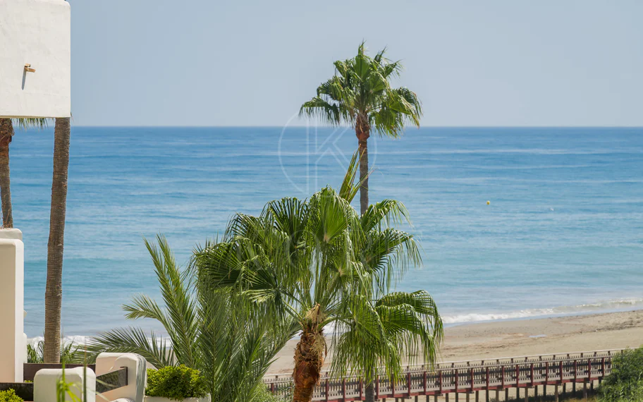 Ático completamente renovado cuenta con vistas despejadas al mar