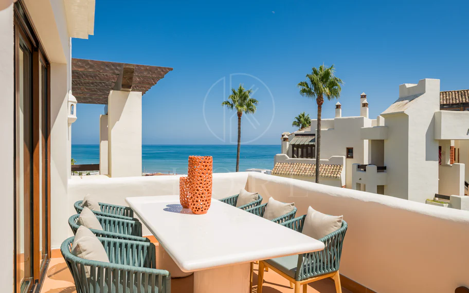 Ático completamente renovado cuenta con vistas despejadas al mar
