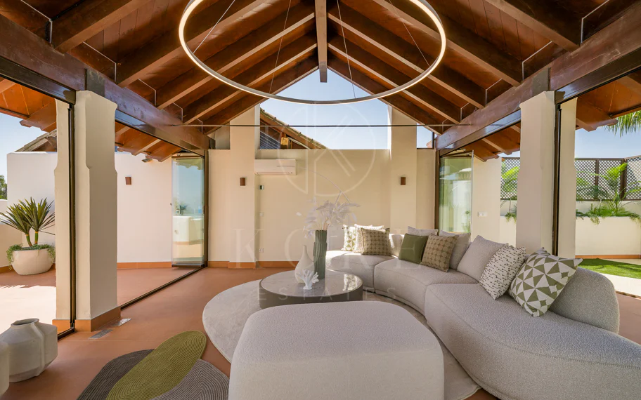Ático completamente renovado cuenta con vistas despejadas al mar
