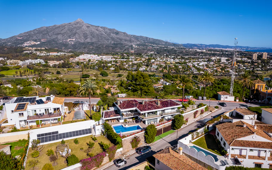 Fantástica villa con vistas panorámicas al mar a poca distancia de los servicios en Nueva Andalucía