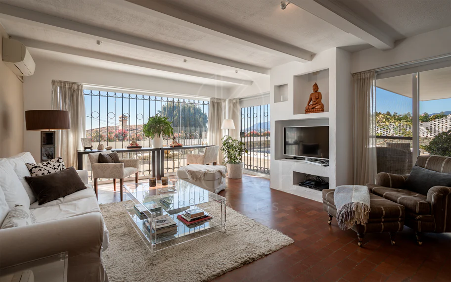 Fantástica villa con vistas panorámicas al mar a poca distancia de los servicios en Nueva Andalucía