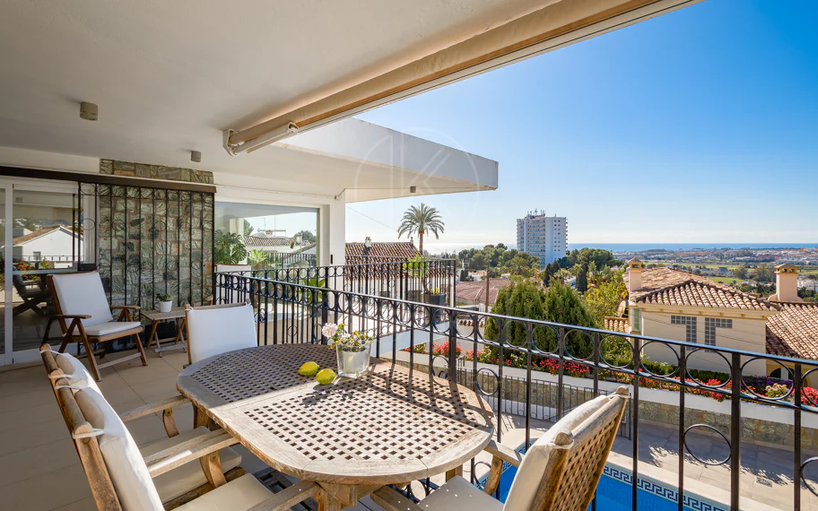 Fantástica villa con vistas panorámicas al mar a poca distancia de los servicios en Nueva Andalucía