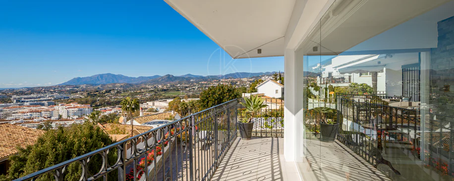 Fantastic villa with panoramic sea views walking distance to amenities in Nueva Andalucia