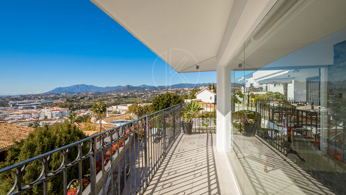 Fantastic villa with panoramic sea views walking distance to amenities in Nueva Andalucia