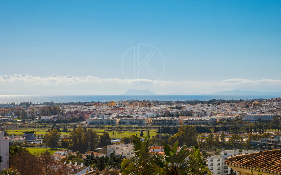 Fantástica villa con vistas panorámicas al mar a poca distancia de los servicios en Nueva Andalucía