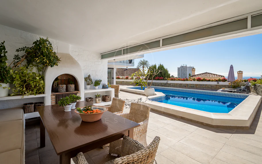 Fantástica villa con vistas panorámicas al mar a poca distancia de los servicios en Nueva Andalucía