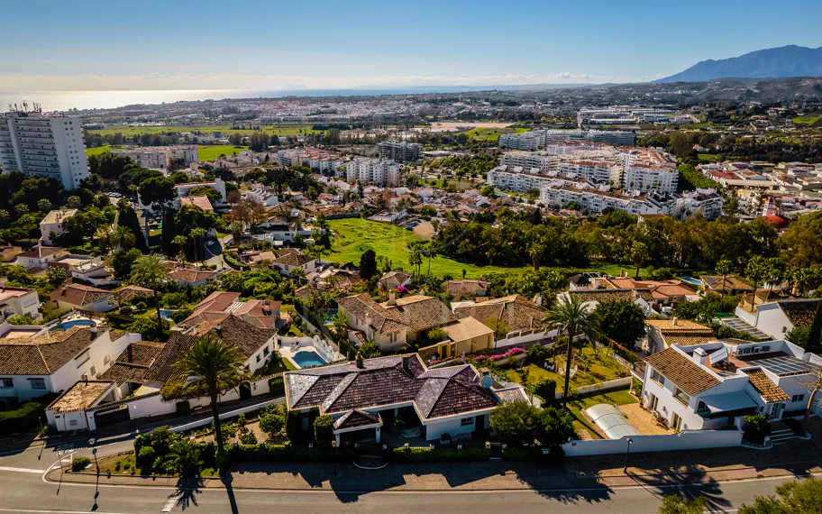 Fantástica villa con vistas panorámicas al mar a poca distancia de los servicios en Nueva Andalucía