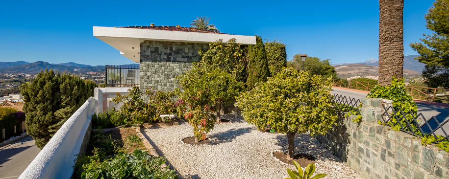 Fantastic villa with panoramic sea views walking distance to amenities in Nueva Andalucia