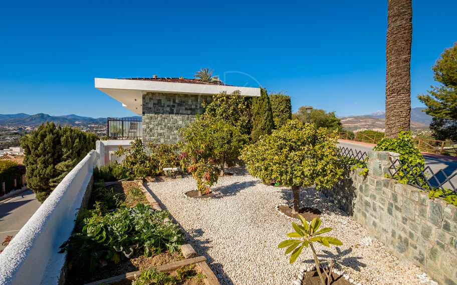 Fantástica villa con vistas panorámicas al mar a poca distancia de los servicios en Nueva Andalucía