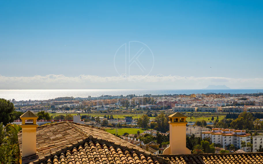 Fantástica villa con vistas panorámicas al mar a poca distancia de los servicios en Nueva Andalucía