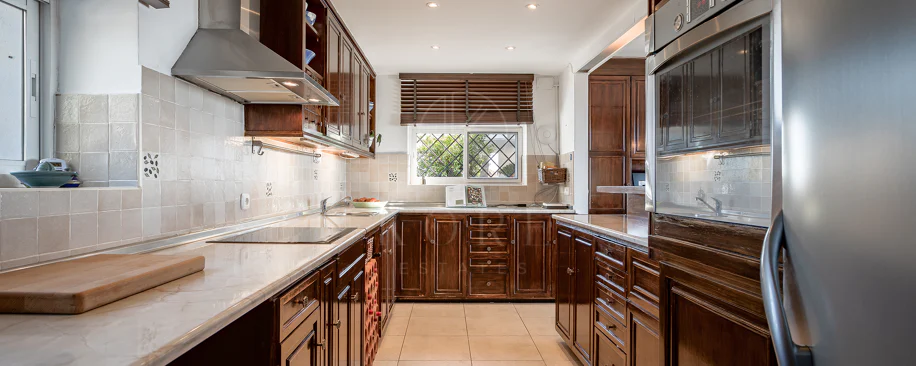 Fantastic villa with panoramic sea views walking distance to amenities in Nueva Andalucia