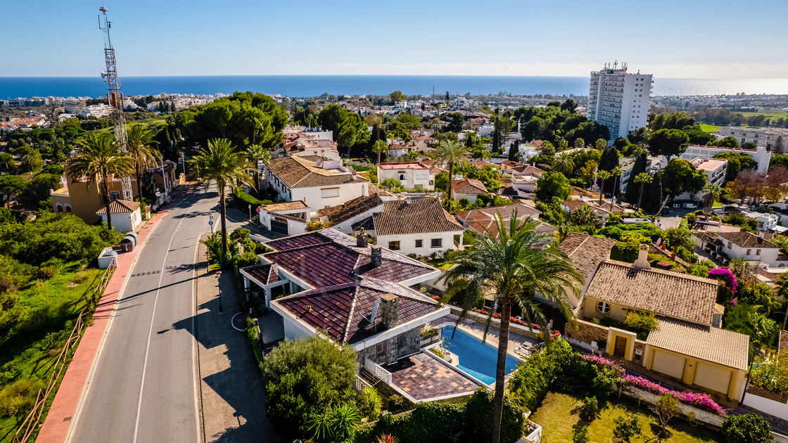 Fantastic villa with panoramic sea views walking distance to amenities in Nueva Andalucia