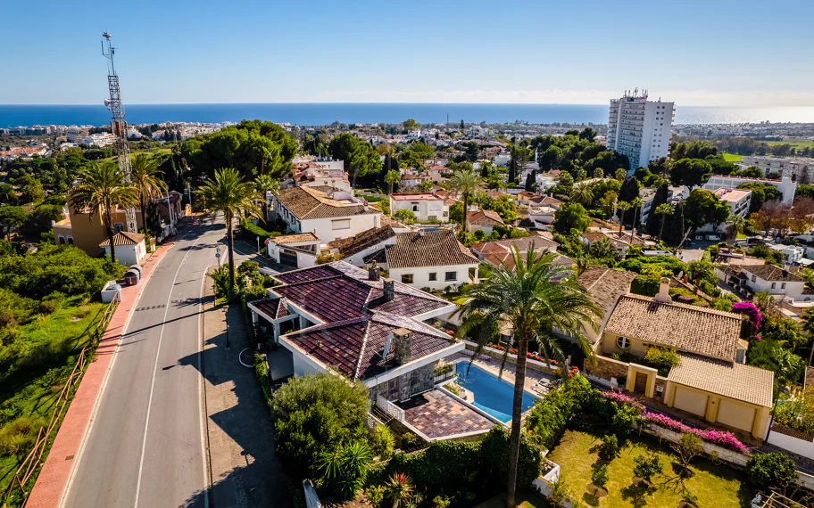 Fantástica villa con vistas panorámicas al mar a poca distancia de los servicios en Nueva Andalucía