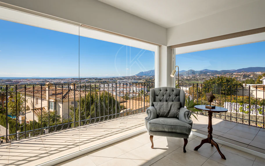 Fantástica villa con vistas panorámicas al mar a poca distancia de los servicios en Nueva Andalucía