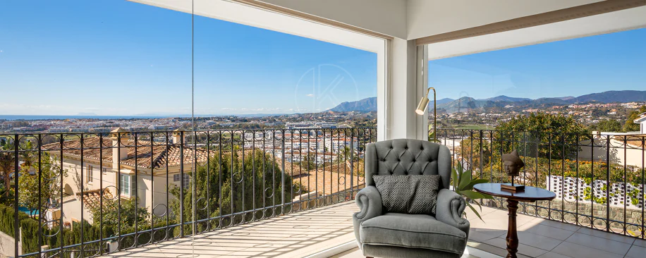 Fantastic villa with panoramic sea views walking distance to amenities in Nueva Andalucia