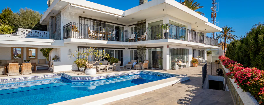 Fantastic villa with panoramic sea views walking distance to amenities in Nueva Andalucia