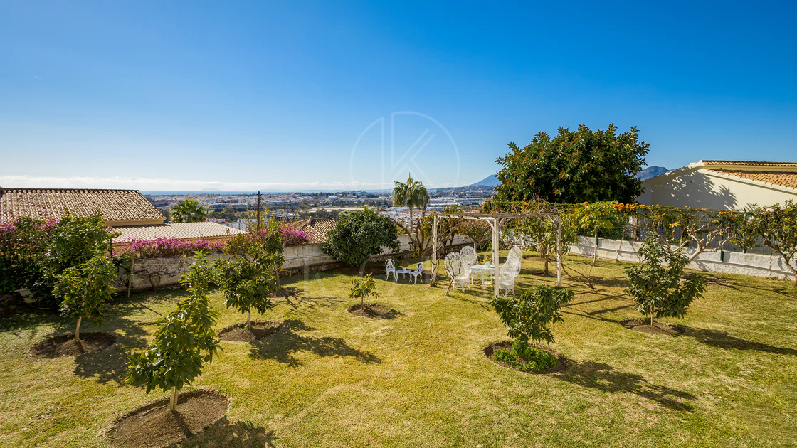 Fantastic villa with panoramic sea views walking distance to amenities in Nueva Andalucia