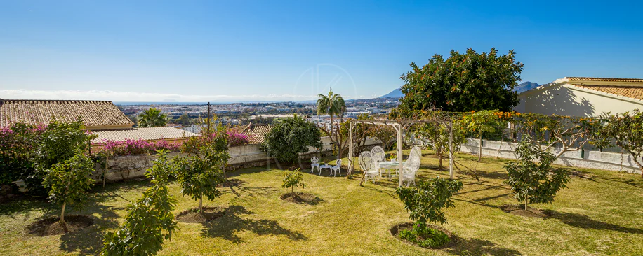 Fantastic villa with panoramic sea views walking distance to amenities in Nueva Andalucia