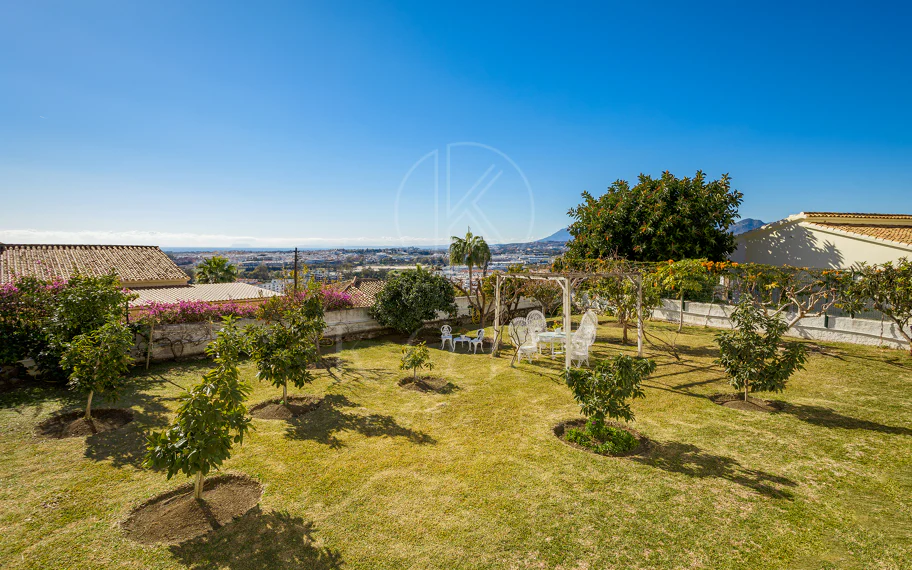 Fantástica villa con vistas panorámicas al mar a poca distancia de los servicios en Nueva Andalucía