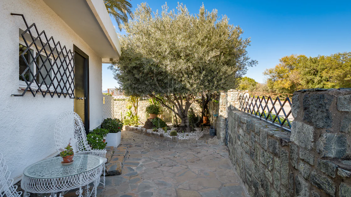 Fantastic villa with panoramic sea views walking distance to amenities in Nueva Andalucia