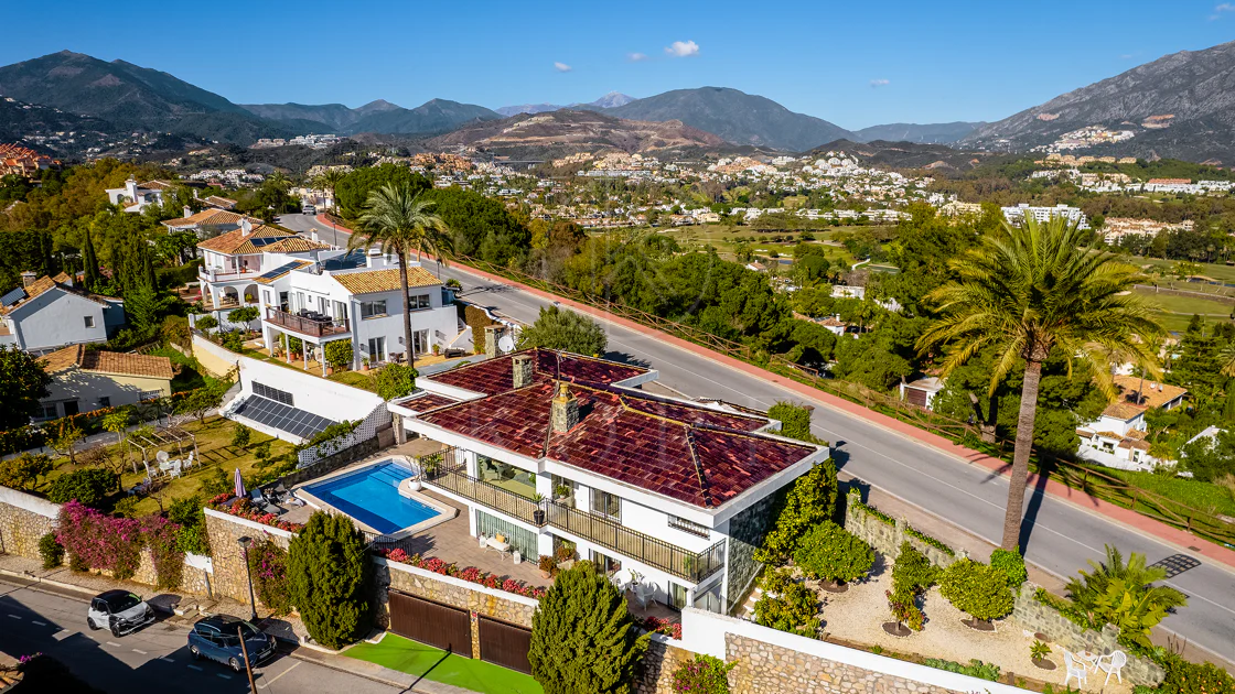Fantastic villa with panoramic sea views walking distance to amenities in Nueva Andalucia