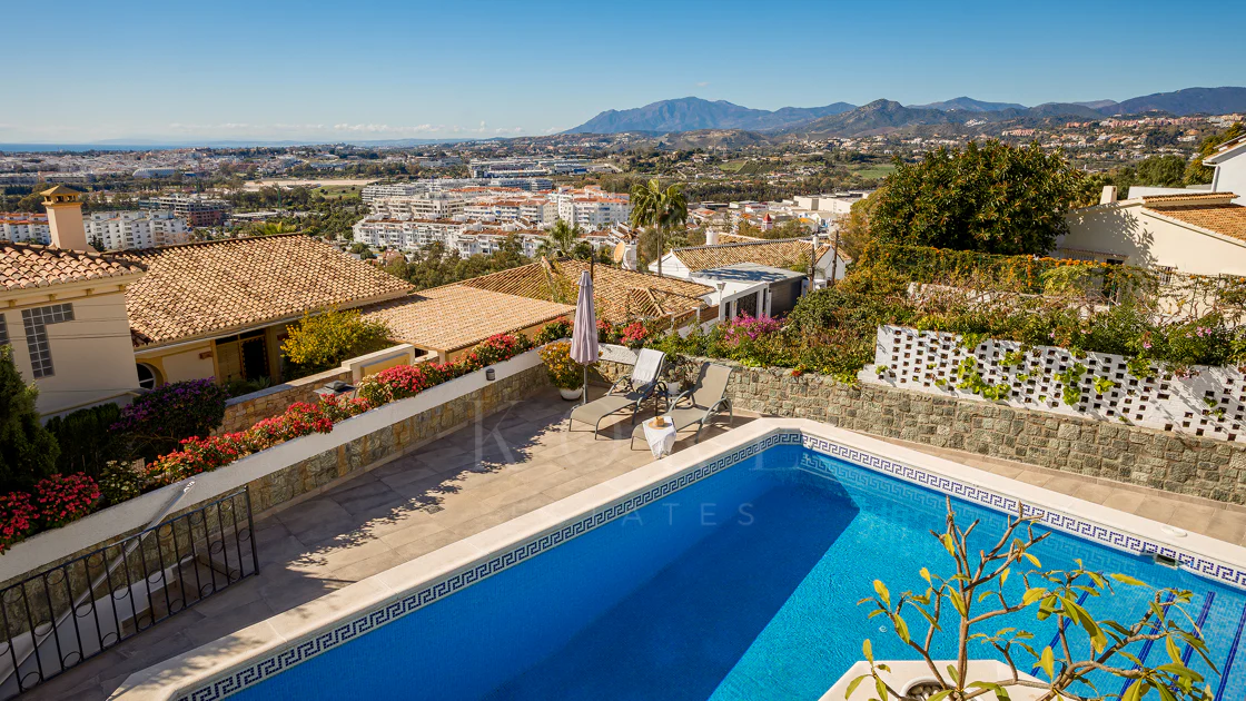 Fantastic villa with panoramic sea views walking distance to amenities in Nueva Andalucia