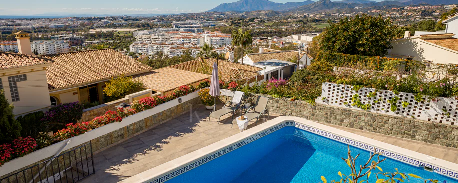 Fantastic villa with panoramic sea views walking distance to amenities in Nueva Andalucia
