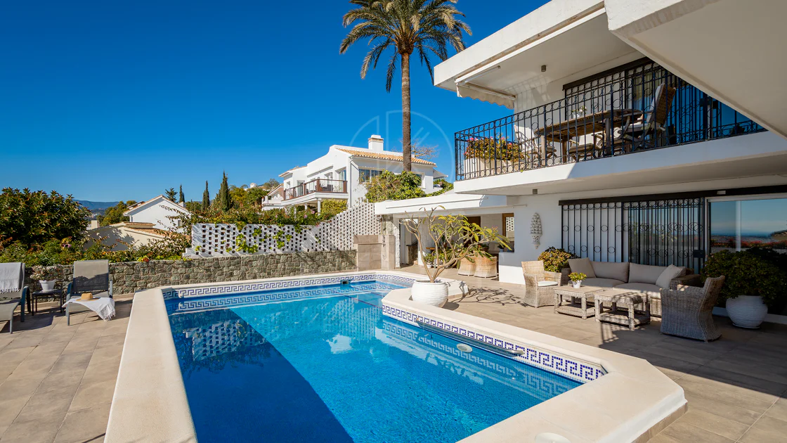 Fantastic villa with panoramic sea views walking distance to amenities in Nueva Andalucia