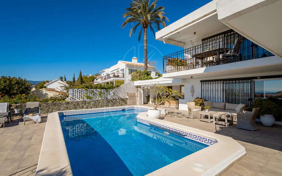 Fantástica villa con vistas panorámicas al mar a poca distancia de los servicios en Nueva Andalucía