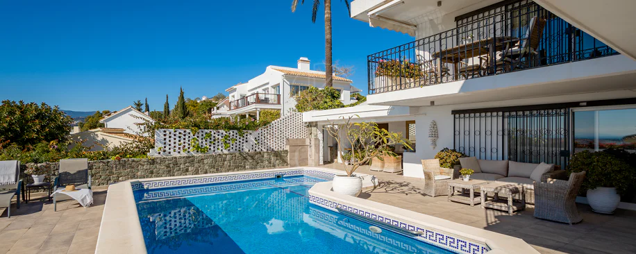 Fantastic villa with panoramic sea views walking distance to amenities in Nueva Andalucia