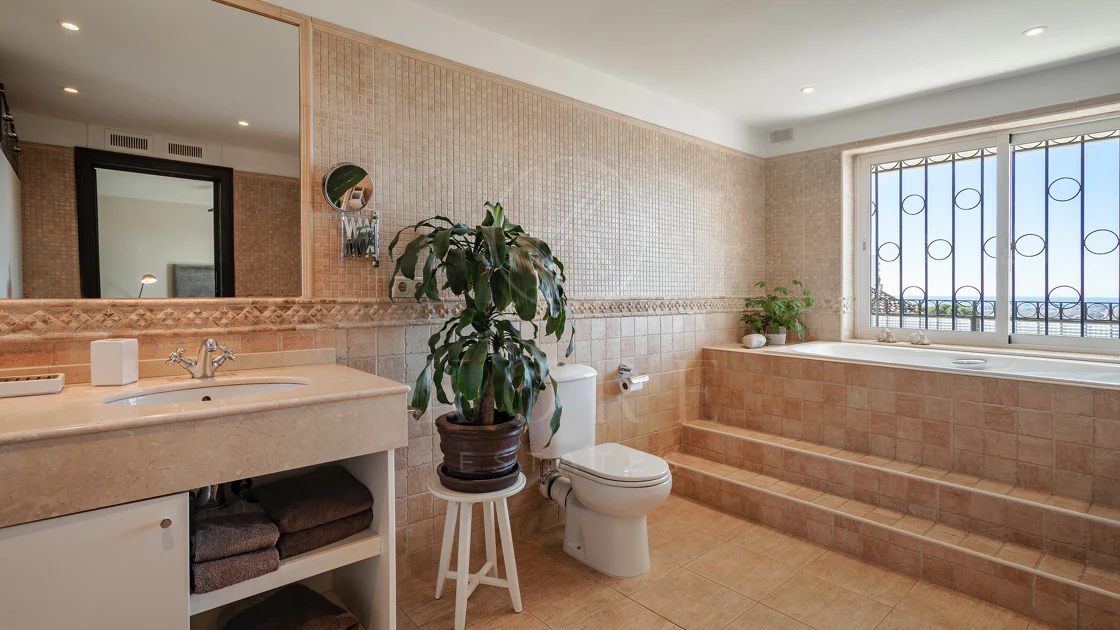 Fantastic villa with panoramic sea views walking distance to amenities in Nueva Andalucia