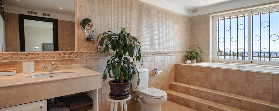Fantastic villa with panoramic sea views walking distance to amenities in Nueva Andalucia