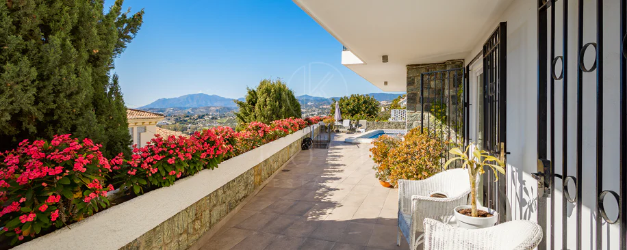 Fantastic villa with panoramic sea views walking distance to amenities in Nueva Andalucia