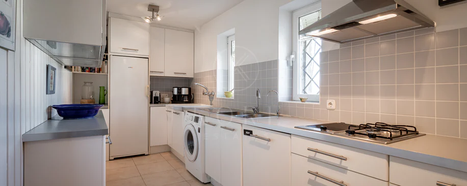 Fantastic villa with panoramic sea views walking distance to amenities in Nueva Andalucia