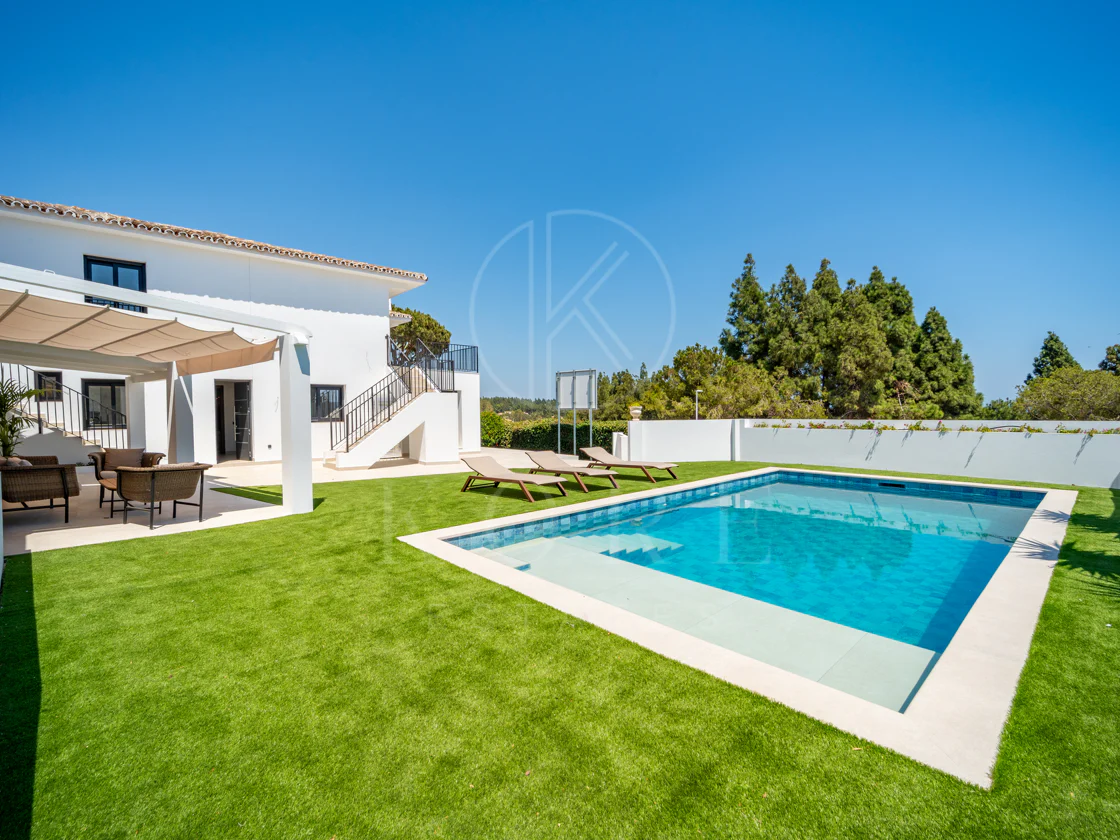 Vilă de lux complet renovată, situată ideal la o scurtă distanță de mers pe jos de centrul La Cala, plajă și golf