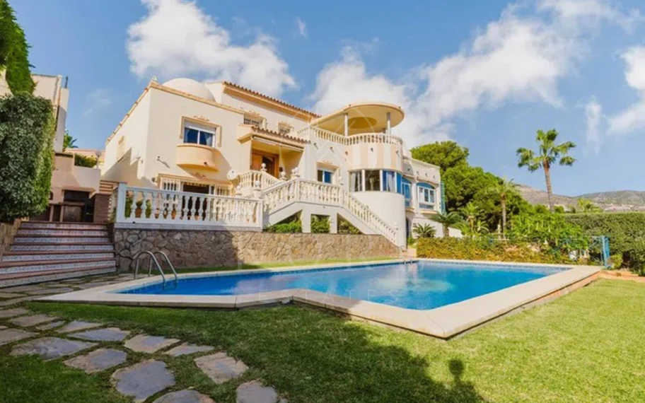 Villa en venta en Benalmadena