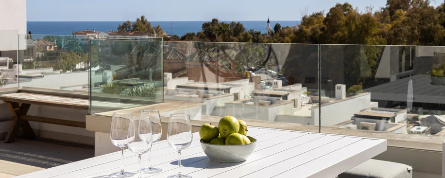 Casă tip townhouse elegantă cu 3 dormitoare și vedere panoramică în apropiere de Puerto Banús
