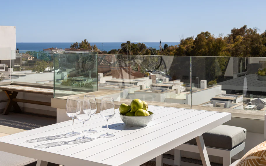 Elegante casa adosada de 3 dormitorios con panorámico Vistas Cerca de Puerto Banús