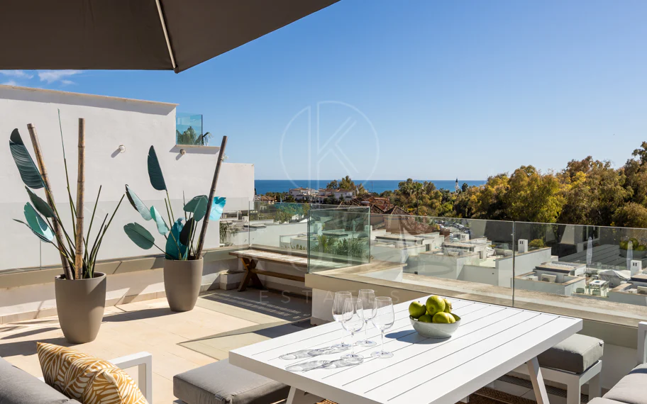 Elegante casa adosada de 3 dormitorios con panorámico Vistas Cerca de Puerto Banús