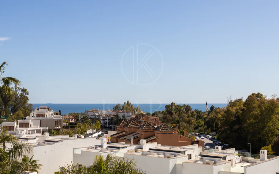 Elegante casa adosada de 3 dormitorios con panorámico Vistas Cerca de Puerto Banús